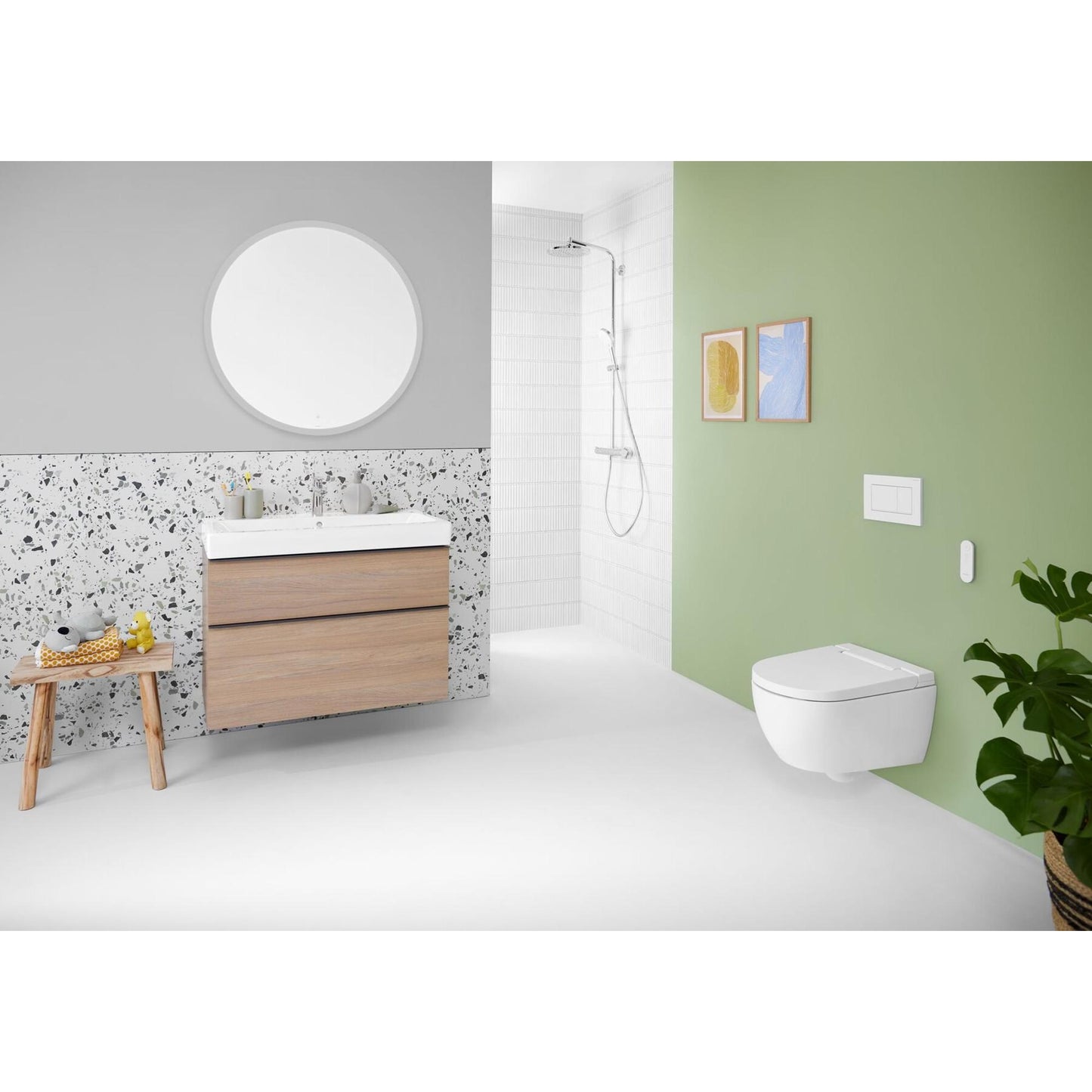 Badkamer met douche-wc aan de muur en andere badkamerproducten